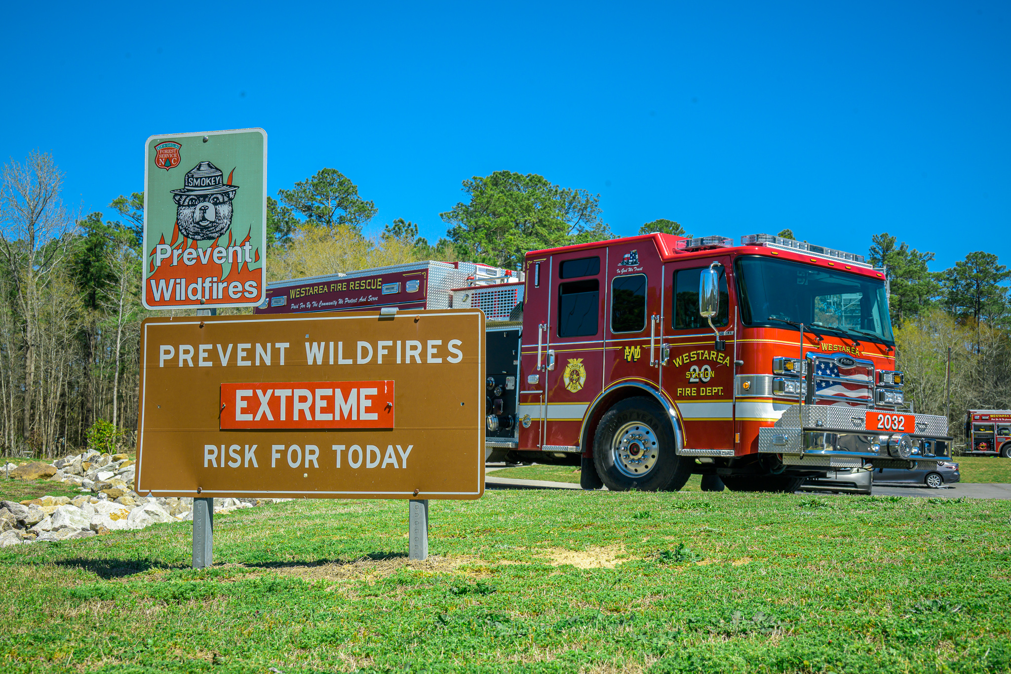 Wildfire warning signage on apparatus